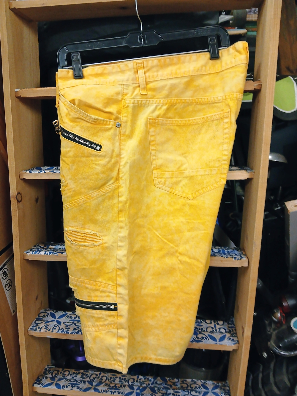 Men's Distressed Yellow Denim Shorts with Zipper Accents - Picture 4 of 4